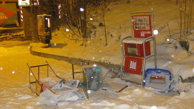 Die Vandalen zerstörten den Fahrkartenautomat und das Warteäuschen. Auch die Zeitungsständer vor dem Banhnof mussten leiden.