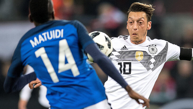 MESUT ÖZIL - NOTE 3: Diesmal offensiver aufgestellt als in London. Trieb das Spiel nach vorne an, aber oft gedanklich zu langsam. Super Pass in die Lücke auf den durchgestarteten Werner.
