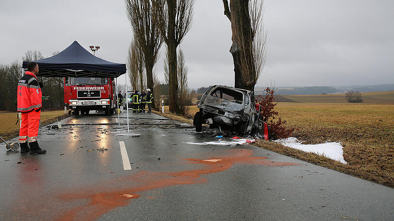 Das Auto ist vollkommen ausgebrannt, der Fahrer tot. Die Feuerwehr konnte nichts mehr für ihn tun.