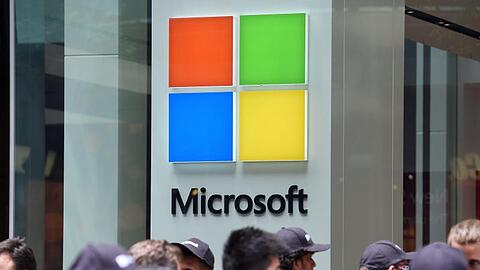 Microsoft hatte im Jahr 2009 damit begonnen, den Erfolg der zahlreichen Apple Stores mit einer Kette von einzelnen Einzelhandelsgeschäften nachzuahmen.