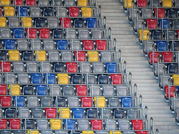 Die DFL will den Spielbetrieb in der Bundesliga und der 2. Liga vom kommenden Dienstag an bis zum 2. April unterbrechen.