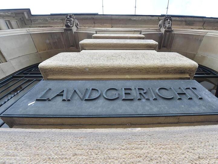 Ein Schild mit der Aufschrift "Landgericht", aufgenommen an der Fassade des Landgerichts. Foto: Uli Deck/Archiv