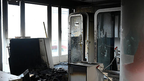 Die Münchner Feuerwehr rettet drei Bauarbeiter bei einem Brand aus dem Bürogebäude.