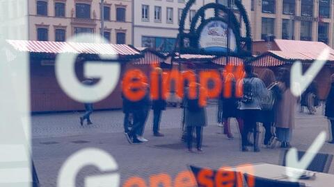 Ein Restaurant in Leipzig weist Gäste auf die 2G-Regel hin.