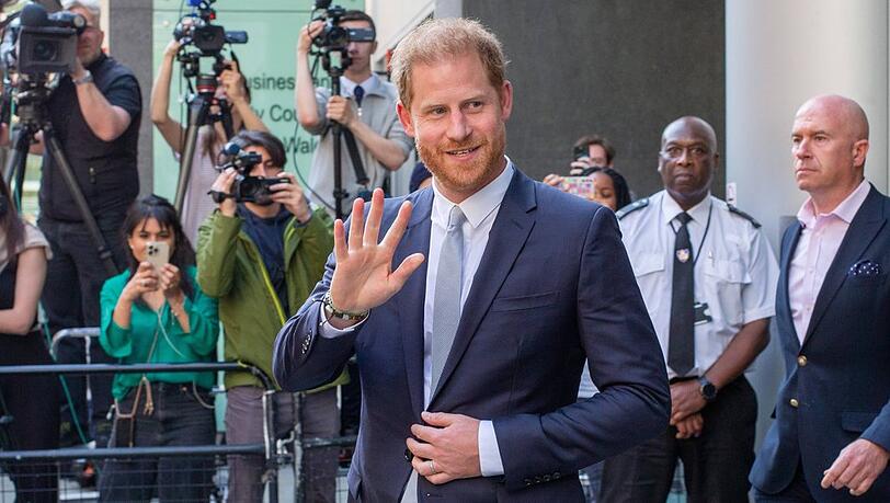 Prinz Harry verlässt im Juni das Gerichtsgebäude in London.