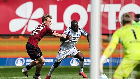 Nach seiner Gala-Vorstellung hat HSV-Offensivspieler Jean-Luc Dompé mit Häme auf Aussagen eines Gegenspielers Tim Janisch (l) reagiert.