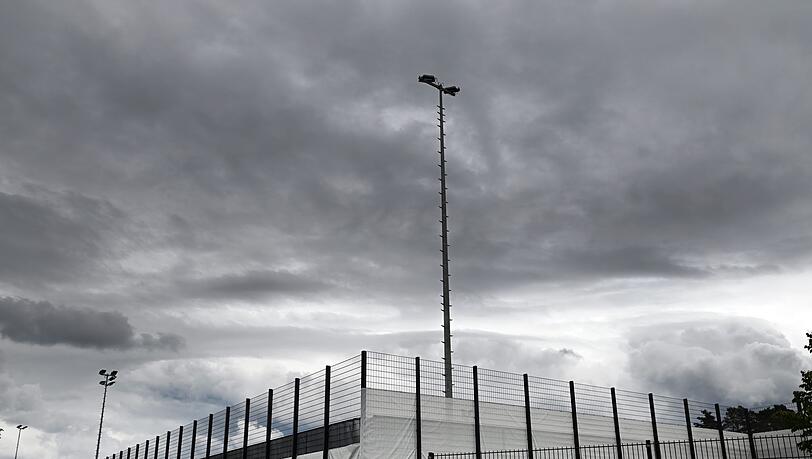 Dunkle Wolken über dem Trainingsplatz: Das Wetter passte zur tristen Stimmung im DFB-Quartier am Tag nach dem 1:2 gegen Portugal.