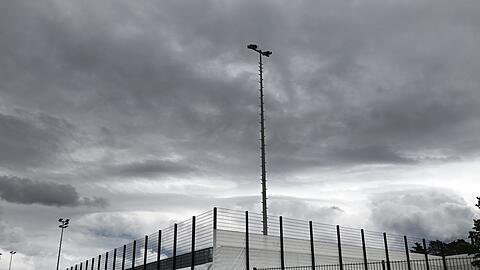 Dunkle Wolken über dem Trainingsplatz: Das Wetter passte zur tristen Stimmung im DFB-Quartier am Tag nach dem 1:2 gegen Portugal.