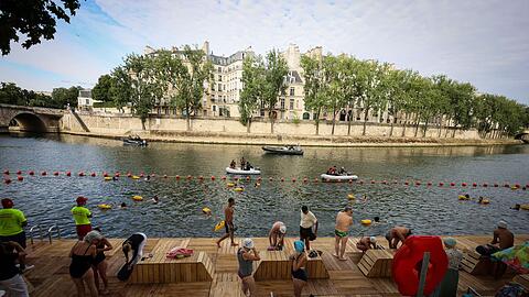 Nach über 100 Jahren dürfen die Menschen in Paris wieder in der Seine schwimmen.
