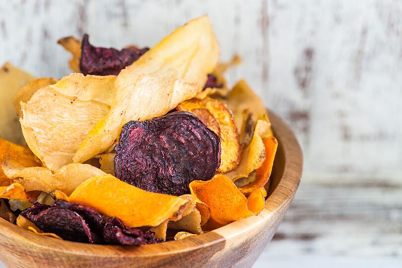 Kartoffelchips sind ungesund, soviel ist klar. Eine tolle Alternative sind da die Gem&uuml;se-Chips aus Roter Bete, Pastinaken oder S&uuml;&szlig;kartoffeln. Wirklich? Leider nein, denn auch diese Chips werden meist frittiert. Obendrauf enthalten einige Gem&uuml;sesorten von Natur aus viel Zucker.