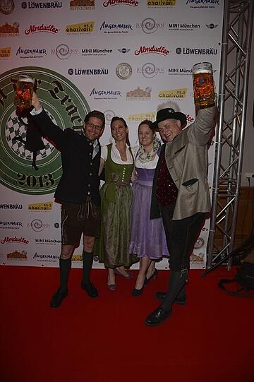 Auch dieses Jahr feierten 2.000 Gäste am Auftakt-Abend der Nacht der Tracht in Dirndl und Lederhosn ein rauschendes Fest im Löwenbräukeller! Bereits zum 12. Mal zapften die Veranstalter Wiesnwirt Christian Schottenhamel und Eventmanager Philip Greffenius beim traditionellen Anstich der Nacht der Tracht das erste Fass gekonnt mit nur zwei Schlägen an, und freuten sich über die gute Stimmung im Festsaal. Die Bilder!