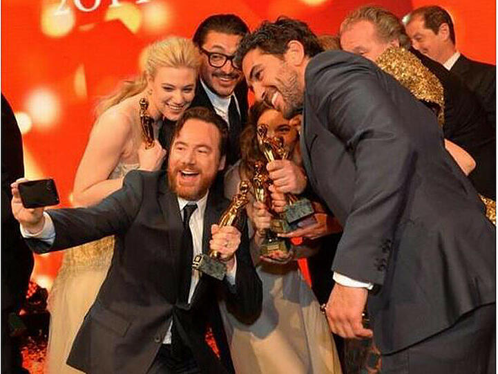 Elyas M'Barek und Bully Herbig schießen ein "Romy"-Selfie