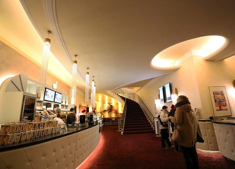 Filmproduzentin Ilse Kubaschewski gründete 1956 das erste Premierenkino Deutschlands, den Gloria Palast mit 600 Plätzen. 2012 wurde das Premium Kino nach langer Umbau-Pause von der Kinopolis Gruppe wieder eröffnet. Das Luxus Kino hat jetzt 270 Plätze mit verstellbaren Ledersesseln Fußstützen und kleinen Tischen. Der exclusive Stil der 50-er Jahre wurde im gesamten Kino beibehalten.