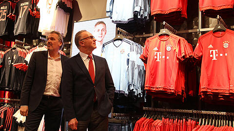 Die Bayern-Bosse Karl-Heinz Rummenigge (rechts) und Jörg Wacker 2016 bei der Eröffnung des neuen Fanshops an der Säbener Straße.