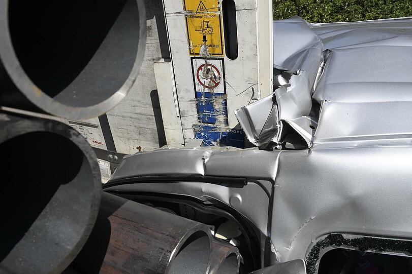 Schwerer Unfall auf der A99, doch der Fahrer kommt wie durch ein Wunder unverletzt aus dem Fahrzeug. Klicken Sie sich durch die Bilder.