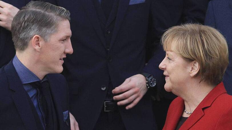Bastian Schweinsteiger und Angela Merkel in Berlin