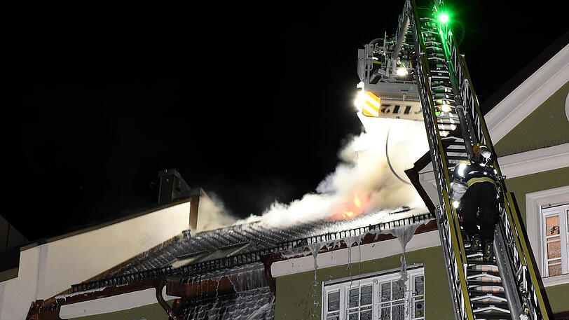 Einsatzkräfte von Berufsfeuerwehr und Freiwilliger Feuerwehr rückten am Samstagabend zu einem Brand in der Unertlstraße in Schwabing aus.