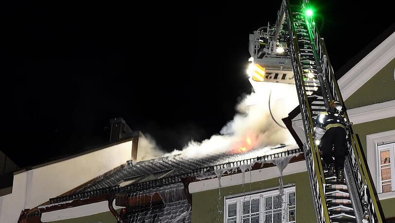 Einsatzkräfte von Berufsfeuerwehr und Freiwilliger Feuerwehr rückten am Samstagabend zu einem Brand in der Unertlstraße in Schwabing aus. Einsatzkräfte von Berufsfeuerwehr und Freiwilliger Feuerwehr rückten am Samstagabend zu einem Brand in der Unertlstraße in Schwabing aus.