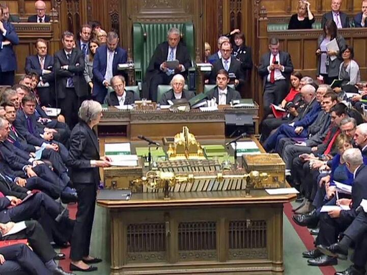Theresa May (Mitte l.) verteidigt den Entwurf für das Brexit-Abkommen mit Brüssel im Parlament.