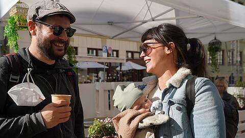 Ari und Stephanie mit Sohn Leon genießen ein Eis im Glockenbachviertel.