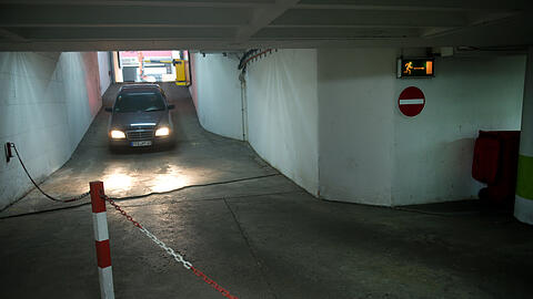 Ein Auto fährt in die Tiefgarage (Symbolbild)