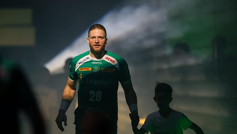 Leipzigs Spieler Maciej Gebala läuft in die Halle ein.