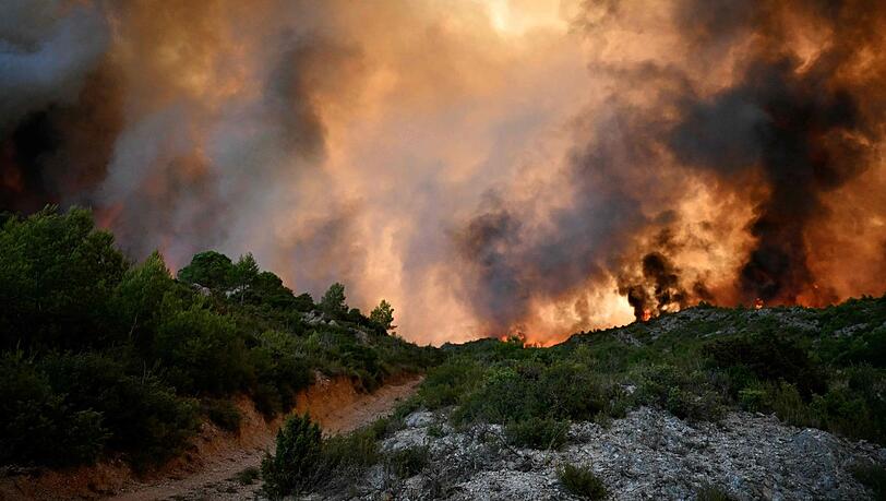 Die Feuerwehr hofft darauf, den Brand im Tagesverlauf in den Griff zu bekommen.