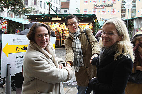 Grünen-Landesvorsitzende Theresa Schopper und SPD Staatssekrätärin Natascha Kohne auf dem Marienplatz