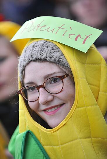 Unter dem Motto &bdquo;Wir blasen Euch den Marsch&ldquo; sind mehrere hundert Münchner zum Europäischen Patentamt (EPA) gezogen.