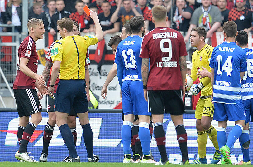 Schiedsrichter Sören Storks zeigt Nürnbergs Dave Bulthuis (links) die Rote Karte. Das Spiel gegen den MSCV Duisburg verlor der Club 1:2.