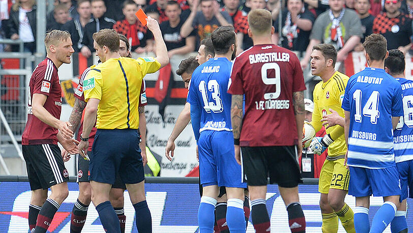 Schiedsrichter Sören Storks zeigt Nürnbergs Dave Bulthuis (links) die Rote Karte. Das Spiel gegen den MSCV Duisburg verlor der Club 1:2. Schiedsrichter Sören Storks zeigt Nürnbergs Dave Bulthuis (links) die Rote Karte. Das Spiel gegen den MSCV Duisburg verlor der Club 1:2.
