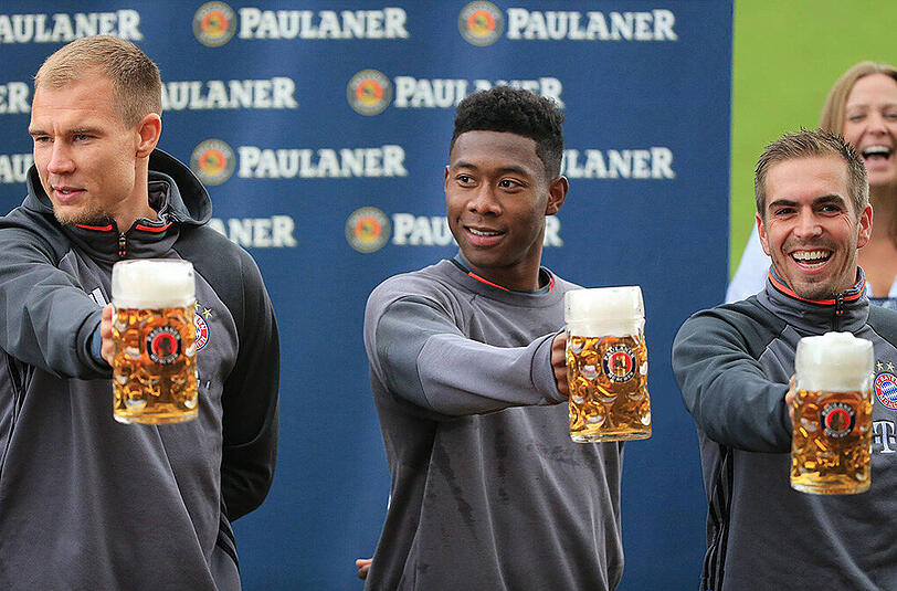 Gute Laune bei Holger Badstuber, David Alaba und Philipp Lahm (v.l.) beim Maßkrugstemmen.
