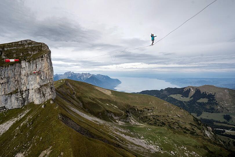 Jetzt nicht nach unten schauen &ndash; auch wenn der Ausblick auf den Genfer See im Hintergrund atemberaubend sein muss: Der Schweizer Slackline-Profi Raphael Bacot spaziert in 2330 Metern Höhe von der Spitze des Tour d'Ai auf die des Tour de Mayern &ndash; auf einer Slackline.