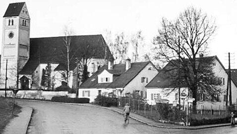 Ein Bild aus dem alten Aubing: Das Foto entstand um 1930 an der Ecke Ubostraße/Altostraße. Ein Bild aus dem alten Aubing: Das Foto entstand um 1930 an der Ecke Ubostraße/Altostraße.