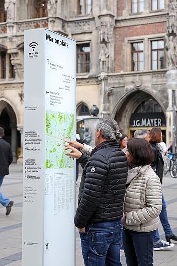 Manche kennen so etwas bereits aus anderen Städten. Jetzt hat auch München Infostelen.