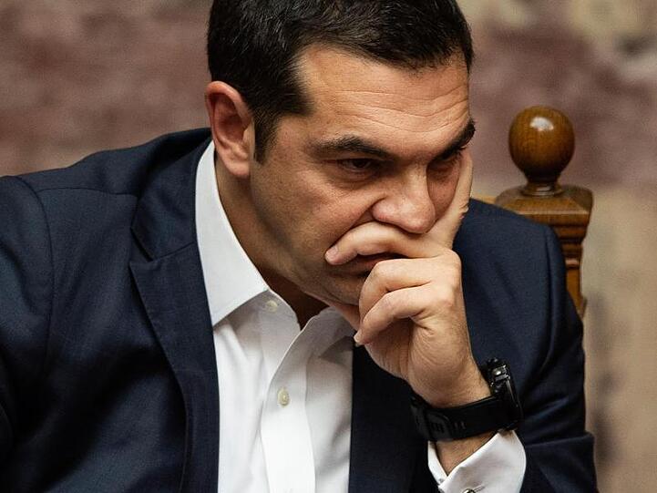 Der griechische Ministerpräsident Alexis Tsipras schaut während einer Parlamentssitzung nachdenklich in die Runde.
