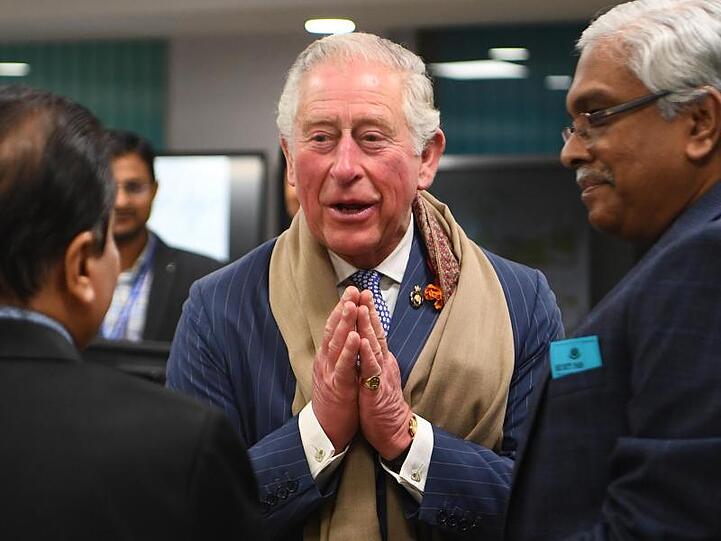 Prinz Charles legt die Hände zusammen.