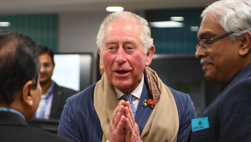 Prinz Charles legt die Hände zusammen. Prinz Charles legt die Hände zusammen.