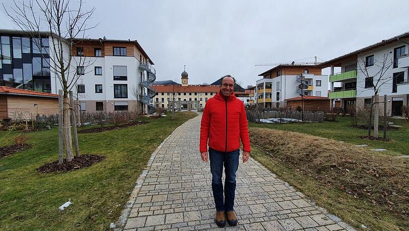 "InnZeit"-Geschäftsführer Rupert Voß steht im Wohnquartier "Dahoam im Inntal".