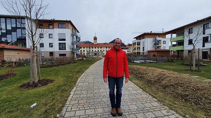 "InnZeit"-Geschäftsführer Rupert Voß steht im Wohnquartier "Dahoam im Inntal".