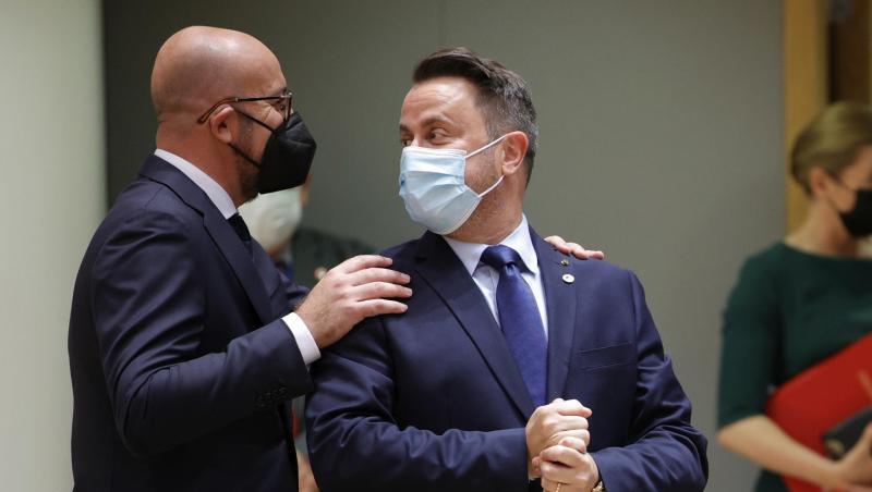 Der Präsident des Europäischen Rates Charles Michel (l) begrüßt den luxemburgischen Premierminister Xavier Bettel während eines EU-Gipfels.