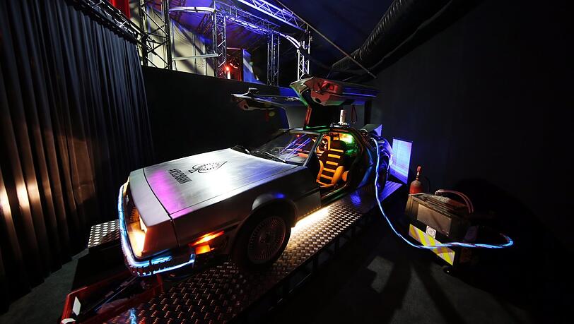 Ja, da ist er wirklich und keine Illusion: Der DeLorean DMC-12 in der Show von Alexander Krist. Ja, da ist er wirklich und keine Illusion: Der DeLorean DMC-12 in der Show von Alexander Krist.