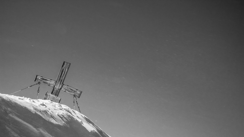 Vom Schnee halb verschluckt - am Brechhorn (2.032 Meter) in Tirol.