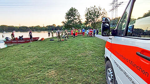 Einsatzkräfte bergen am Pfingstmontag einen 23-Jährigen, der beim Schwimmen etwa 25 Meter vom Ufer entfernt unterging. Der Mann konnte nur mehr tot geborgen werden. Es war der erste Einsatz des neuen Handsonar "Aqua Eye" an einem Münchner Badesee.