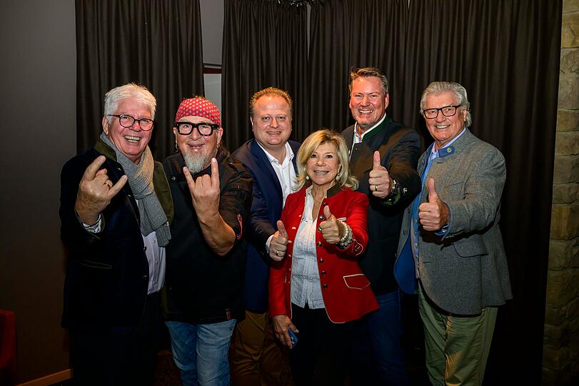 Der Starkoch Stefan Marquard bekam bei der Eröffnung prominenten Besuch: Thomas Stein, Helmut Horst, Marianne Hartl, Holger Götze und Michael Hartl.