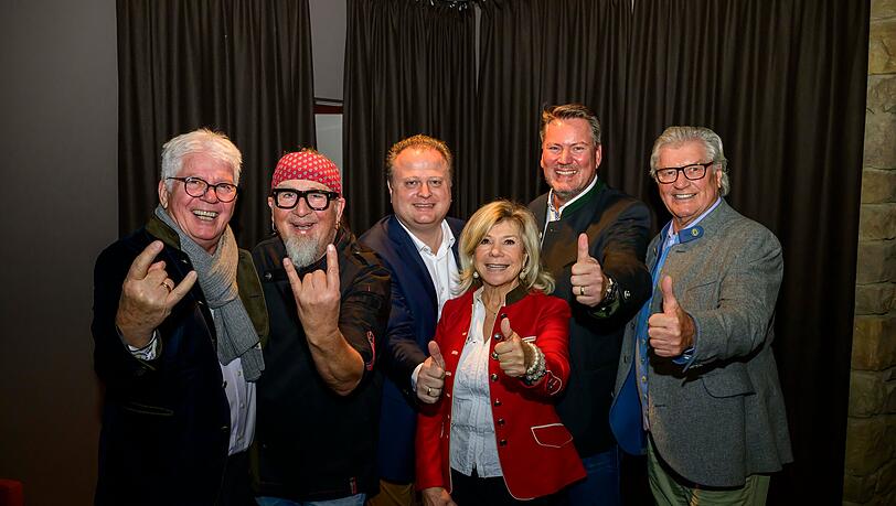Der Starkoch Stefan Marquard bekam bei der Eröffnung prominenten Besuch: Thomas Stein, Helmut Horst, Marianne Hartl, Holger Götze und Michael Hartl. Der Starkoch Stefan Marquard bekam bei der Eröffnung prominenten Besuch: Thomas Stein, Helmut Horst, Marianne Hartl, Holger Götze und Michael Hartl.