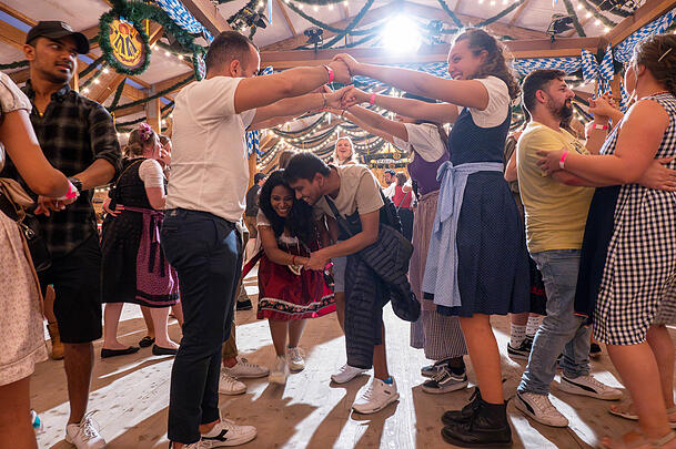 Oktoberfest 2023: Bei Sonnenschein ist die Feierlaune direkt viel größer. Oktoberfest 2023: Bei Sonnenschein ist die Feierlaune direkt viel größer.