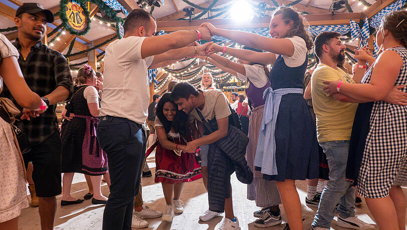 Oktoberfest 2023: Im Festzelt Tradition auf der Oiden Wiesn wird getanzt.