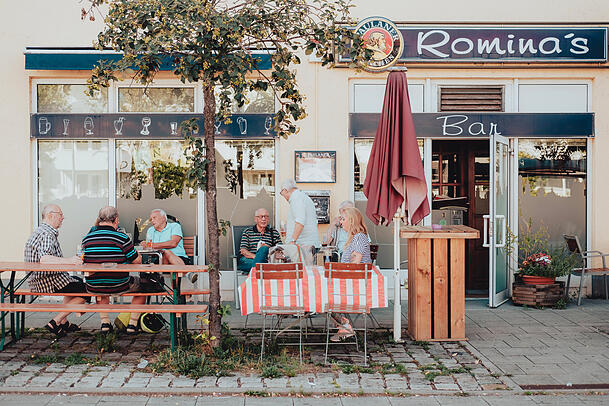 Im Sommer nehmen die G&auml;ste im Freien Platz.