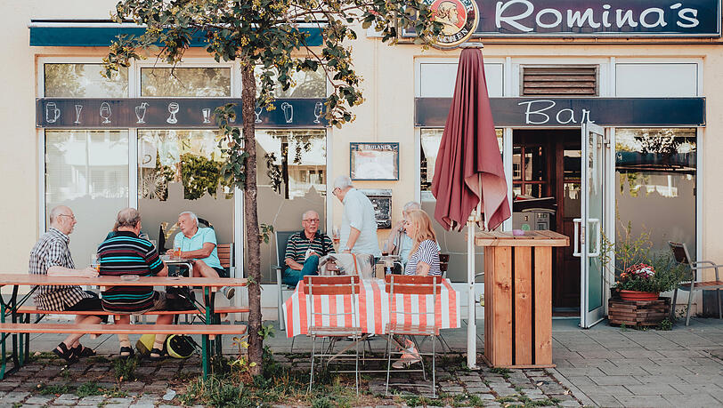 Im Sommer nehmen die Gäste im Freien Platz. Im Sommer nehmen die Gäste im Freien Platz.